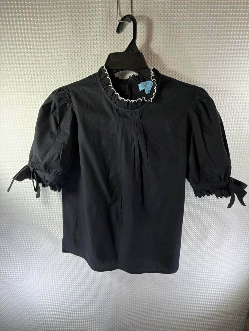 CeCe Short Sleeve Scallop Contrast Trim Puff Sleeve Blouse